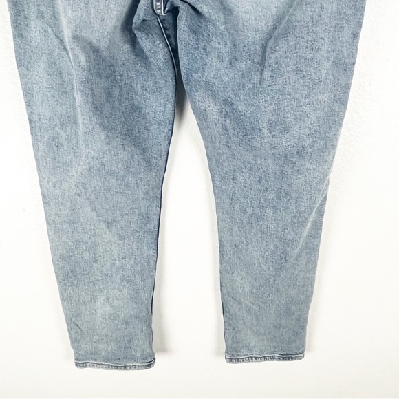 H & M Light Wash High Waist Hidden Button Fly Mom Jeans, Size 16 - Picture 6 of 13